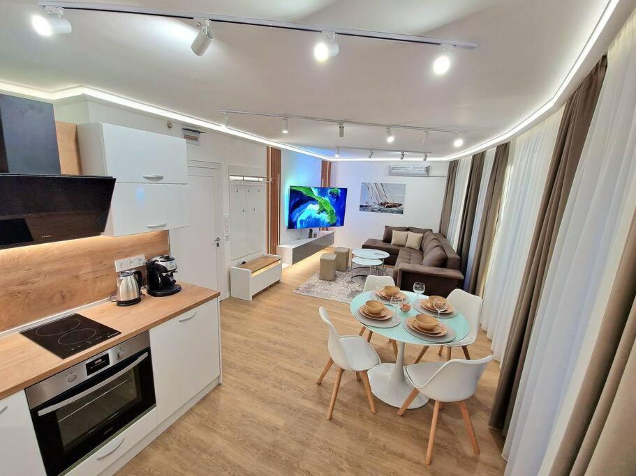 Luxury Apartment. 75 Inches Tv Varna Exterior foto